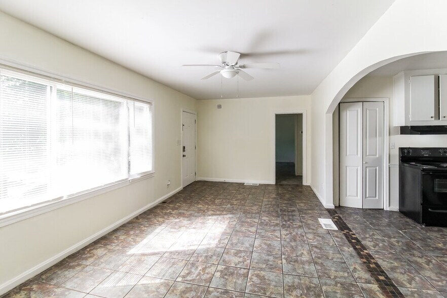 Building Photo - 1111 Burbank Cir