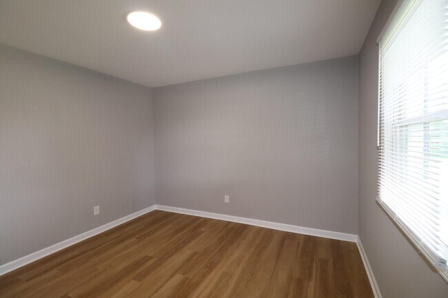 Building Photo - 115 Lynnwood Dr