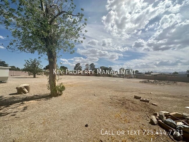 Building Photo - 4 Bed * Tri-Level House on 1+ Acre