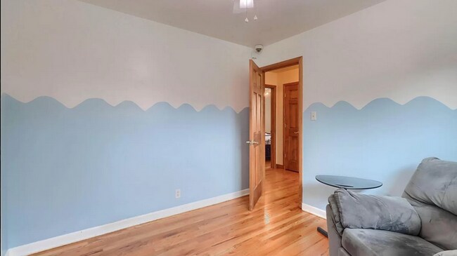 Building Photo - Huge room in a large shared home, private bathroom, great neighborhood, friendly roommates!