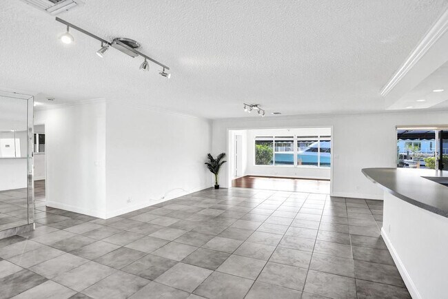 Building Photo - 2632 SE 10th Ct