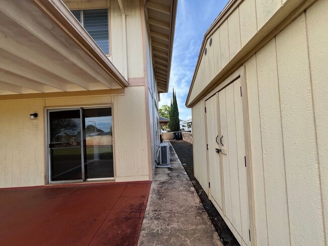 Building Photo - Spacious 5br/2.5ba House w/enclosed yard &...