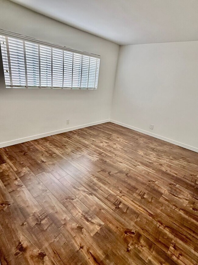 Building Photo - 11511 Rochester Ave