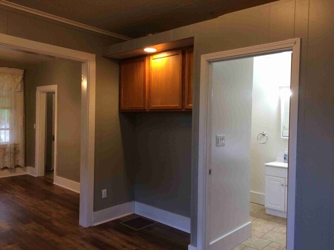 Building Photo - 317 Klingenberg Terrace