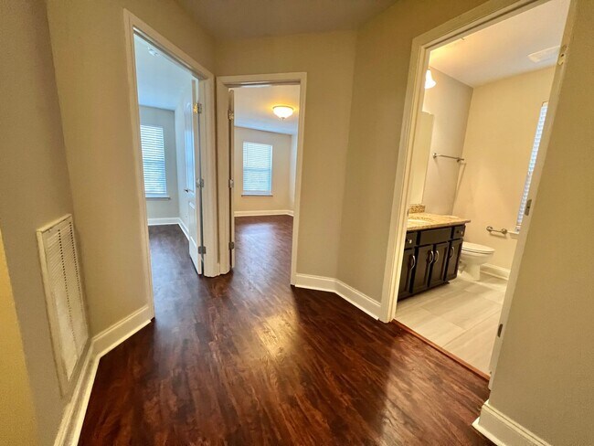 Building Photo - 3 Bed, 2.5 Bath Townhome 1 Mile from Downtown Franklin