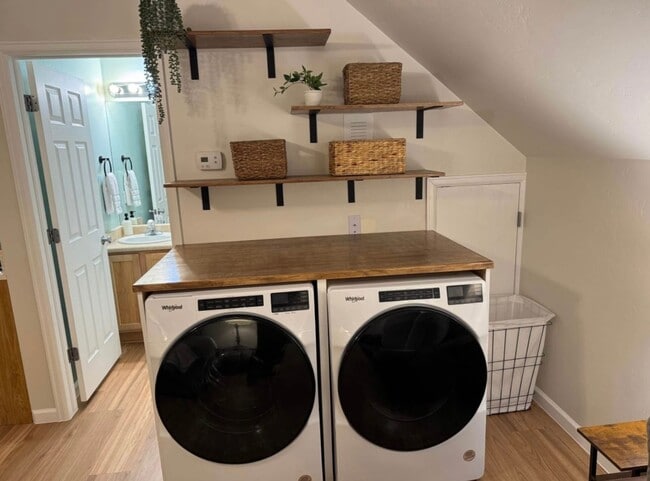 Building Photo - Furnished Studio with One Bath in Glenwood...