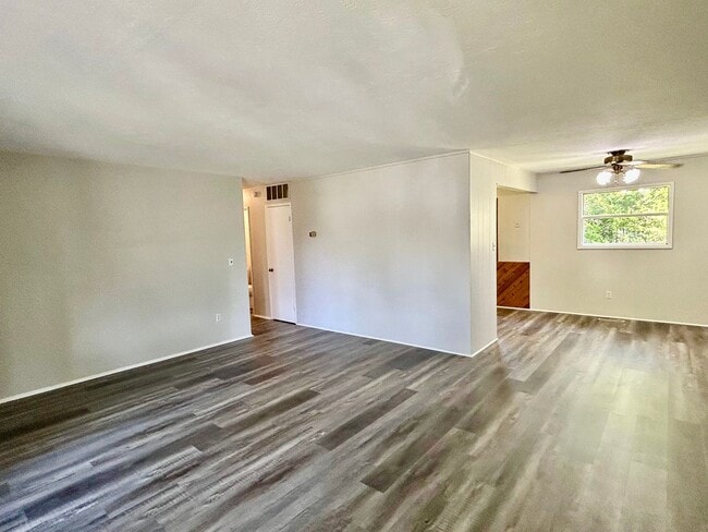 Building Photo - Charming 3-Bedroom Ranch in Bedford Heights