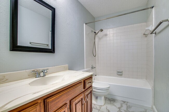 Building Photo - 2-Bedroom Condo in Garland - Private Patio...