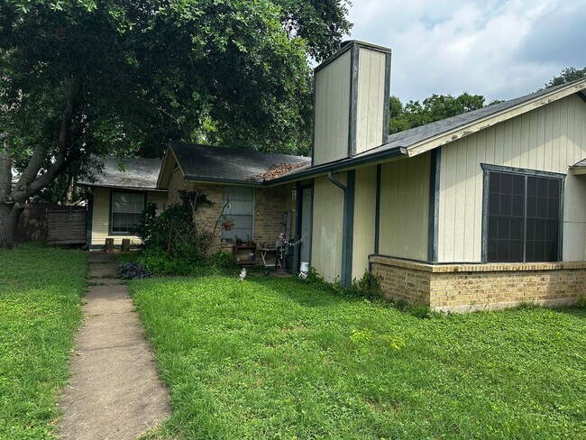 Building Photo - Bonifacio Properties (8000 Clydesdale Dr)