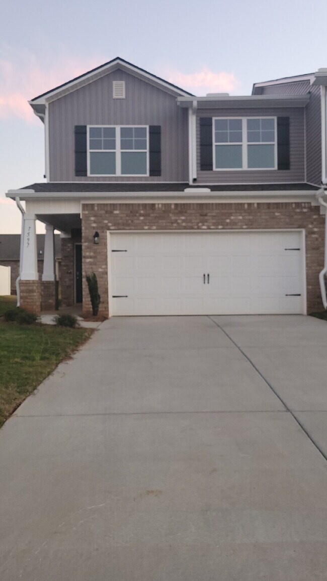 Building Photo - "Charming Newly built 3-Bed Townhouse Retreat with Granite Elegance in Prime Huntsville Location!"