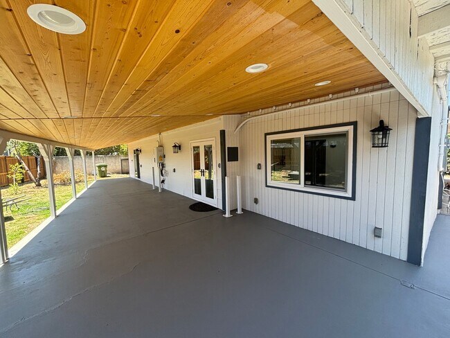 Building Photo - Beautifully Remodeled 3-Bedroom Single-Sto...