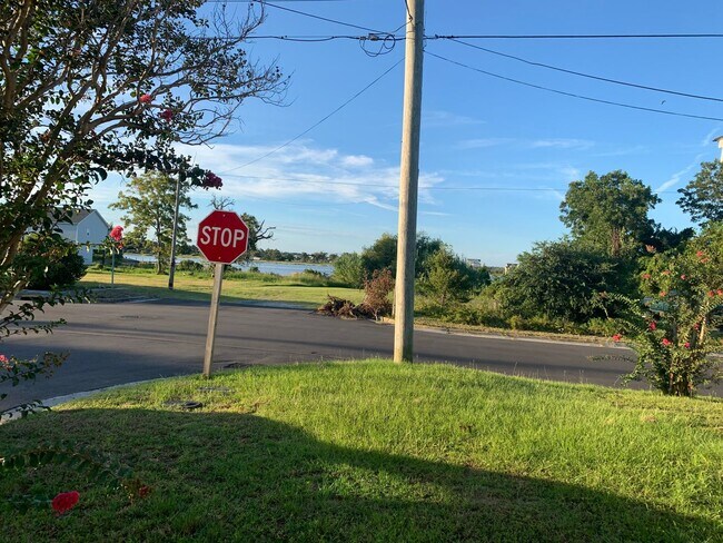 Building Photo - 308 N 14th St