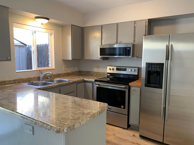 Great kitchen - 901 Florida Rd
