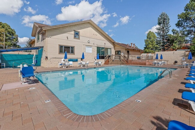 Building Photo - 2650 Valley View Dr