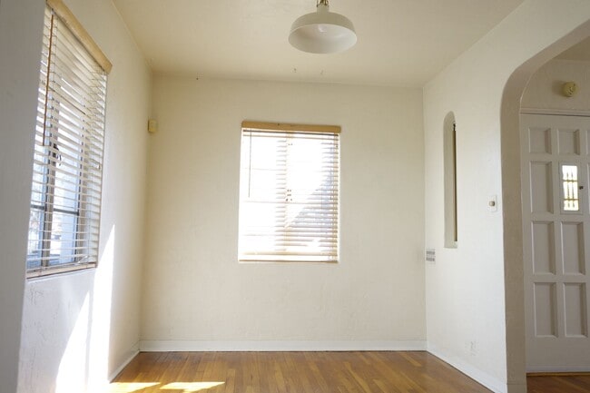 Building Photo - 2 bedroom, 1 bath house with a den in Sam ...