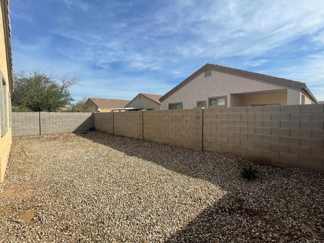 Building Photo - SPACIOUS 4 BEDROOM, 2 BATH SPLIT FLOOR PLAN