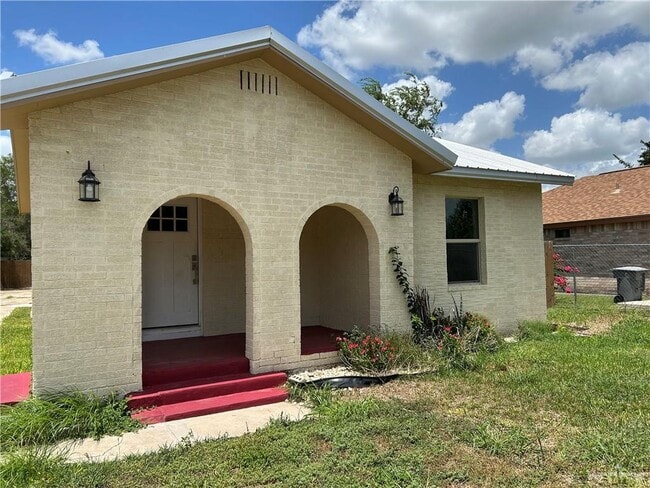 Building Photo - 213 W Fay St