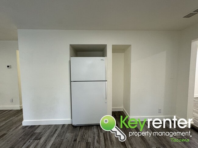 Building Photo - Fully Renovated 4-Bedroom Home with in Lak...