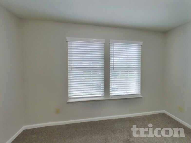 Building Photo - 350 Sunburst Ln