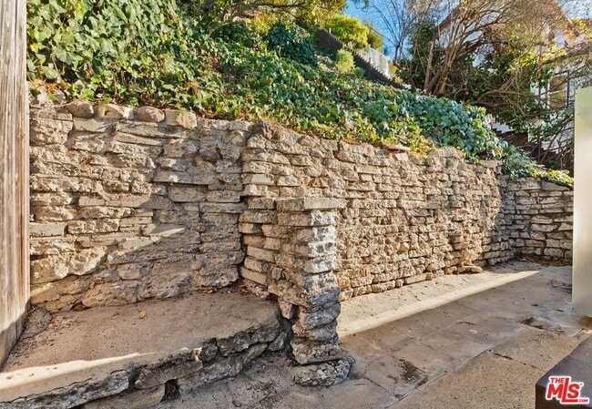 Building Photo - 406 Entrada Dr
