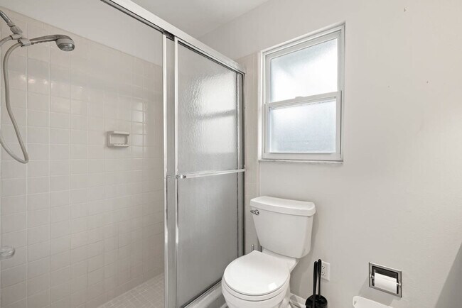 Building Photo - 1518 Wexford Dr E