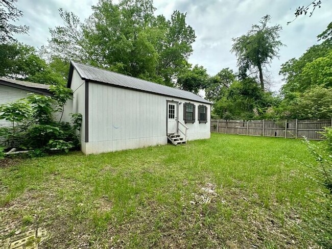 Building Photo - Available Now! Charming & Updated 3-Bedroo...