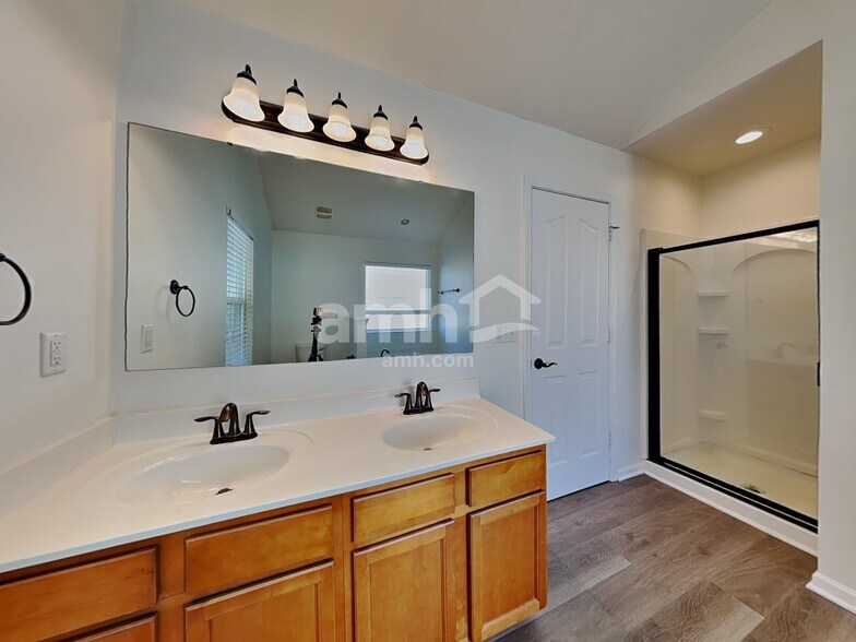 Building Photo - 2590 Leighswood Dr