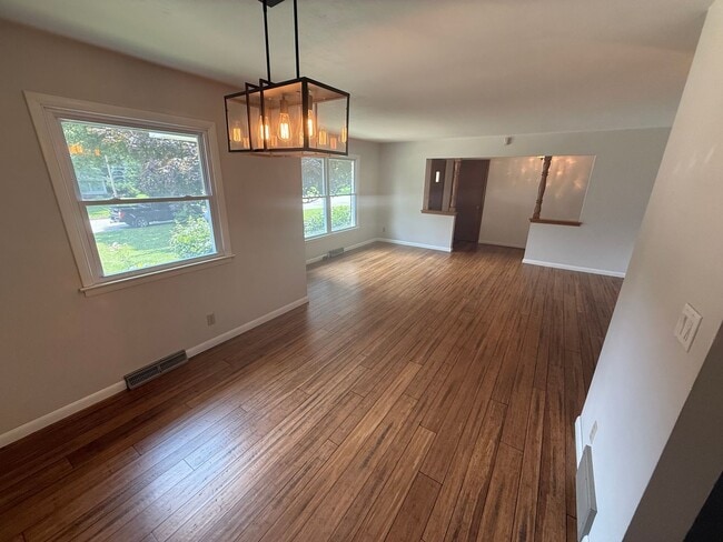 Building Photo - Updated 3BR Home in Prime Wauwatosa Locati...