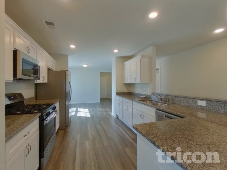 Building Photo - 14 Chalet Ct