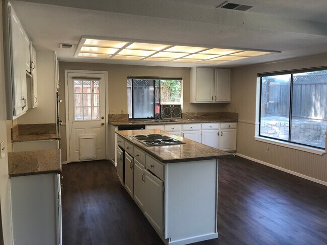 Building Photo - 4 bed & 3 full bathrooms in Tracy!