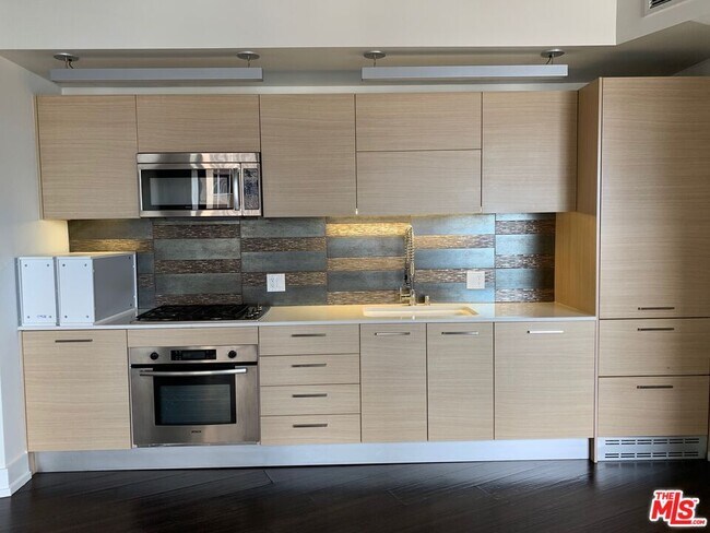 Building Photo - 727 W 7th St