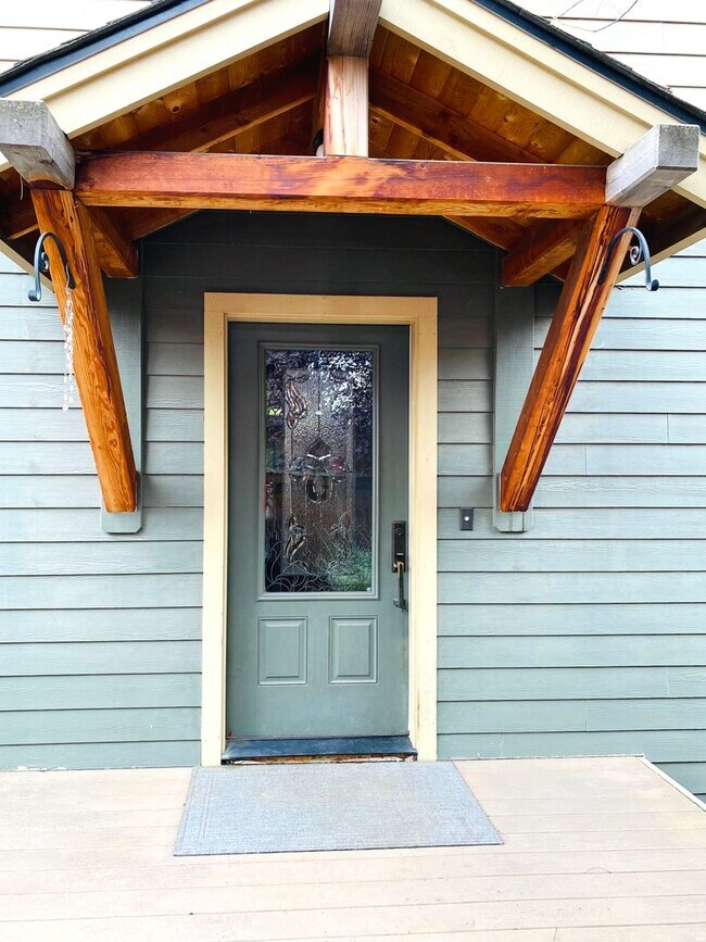 Building Photo - Spacious 3 BR w/ all wood floors and great midtown Bend location