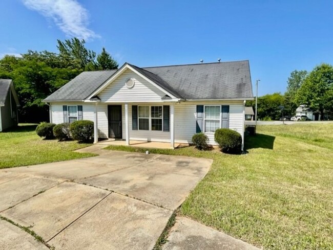 Building Photo - This lovely three bedroom two bath home is...