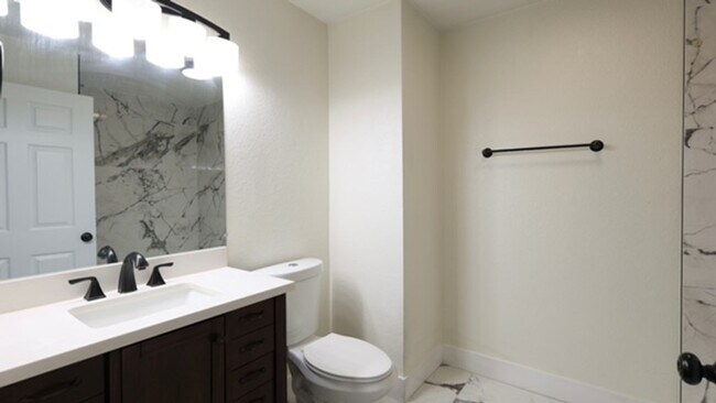 Building Photo - Very Nice 2 Bedroom and 2 Bathroom Apartment $2,300 + $175.00 WSG