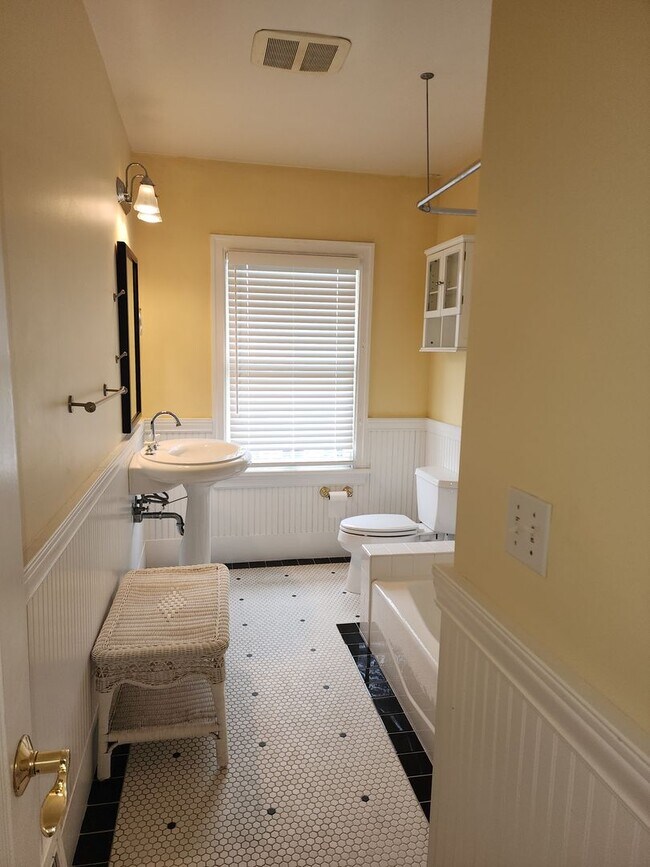 Building Photo - Spacious 3BR/3BA in Sought- After Queen Anne Location