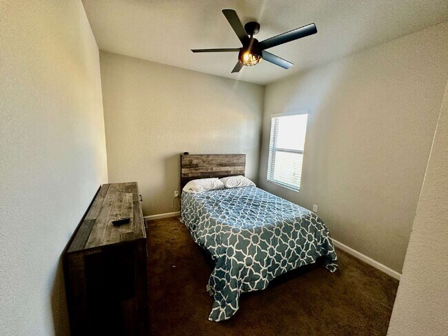 Building Photo - "Experience Spacious Living: 5-Bed, 3-Bath...
