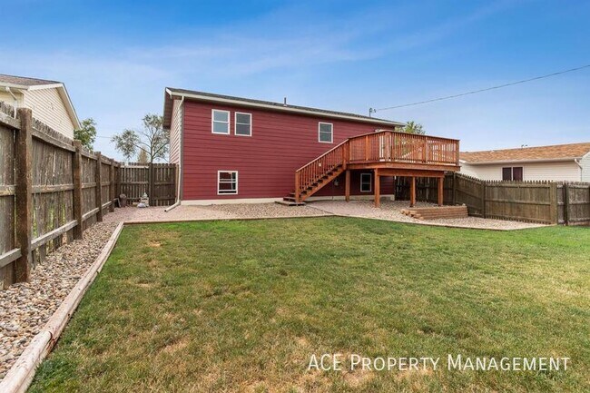 Building Photo - 520 Crazy Horse St