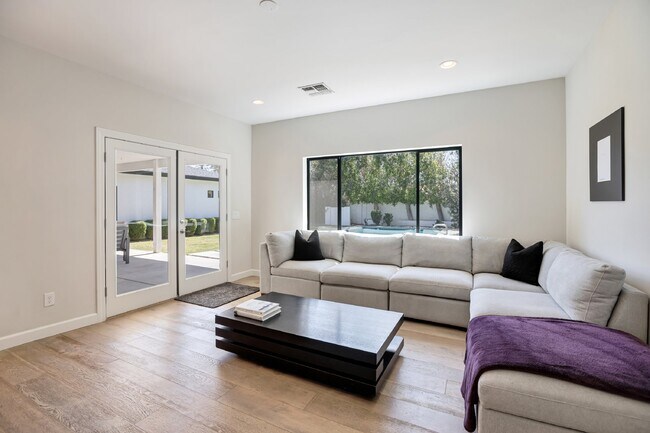 Building Photo - Beautifully furnished Arcadia Lite Rental Home!