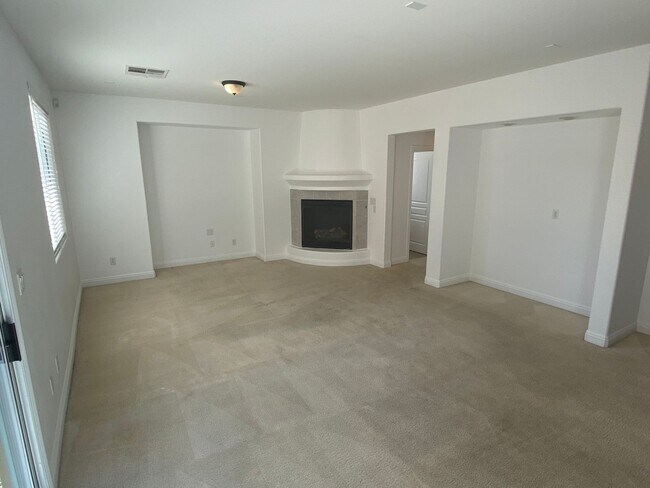 Building Photo - Beautiful 3Bed/3Bath/2Car corner lot home located in the guard gated Tuscany Community