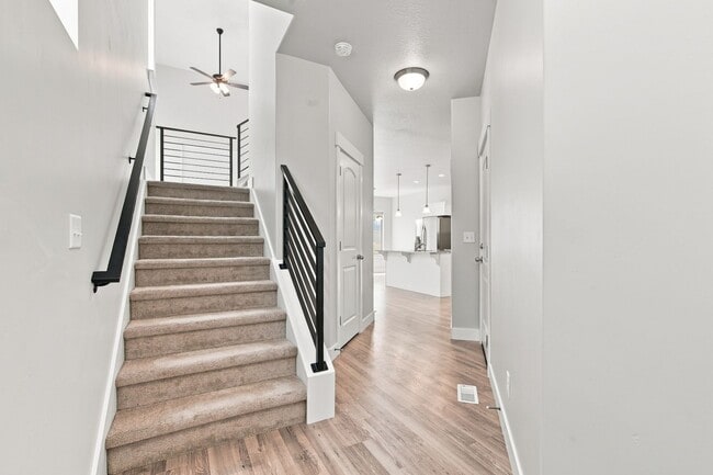 Building Photo - Great 3 Bed 3.5 Bath Townhome in Bluffdale!!