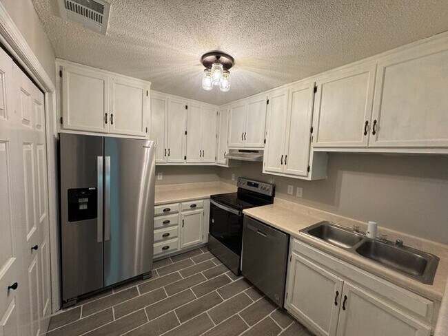Building Photo - Look and lease-Renovated