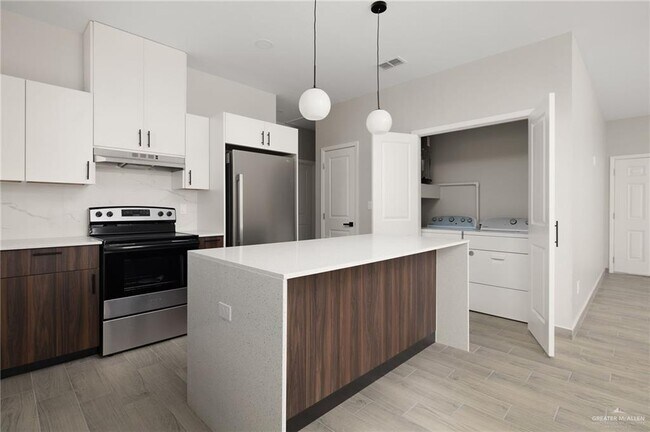 Building Photo - 21 Selena St