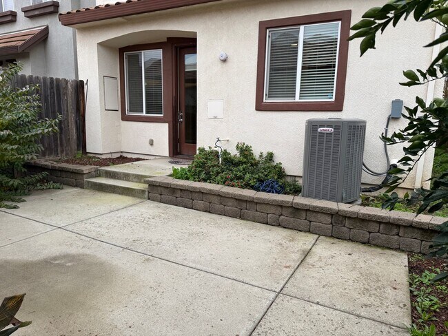 Building Photo - Corner lot Roseville property!