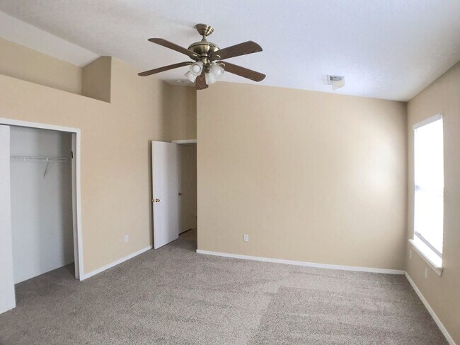 Building Photo - Spacious 3BR/2BA Home in Ventana Ranch wit...