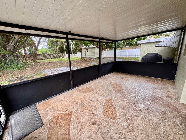 Building Photo - 609 NW 7th Ct