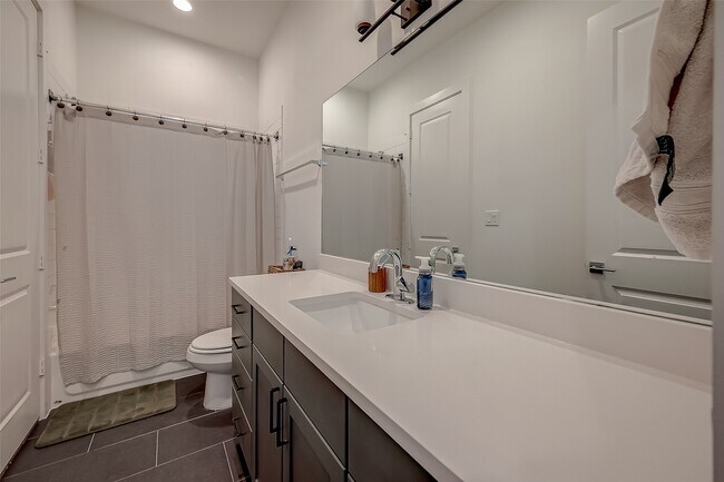 Building Photo - 8911 Knoll Villas St