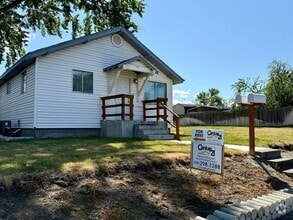 Building Photo - For Rent: 2 Bedroom, 1 Bathroom Home with ...