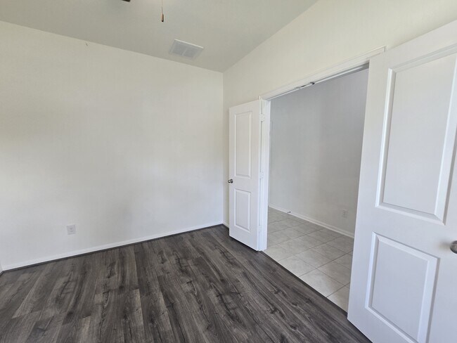 Building Photo - 7318 Parkview Dr