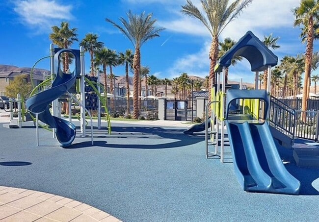 Building Photo - BEAUTIFUL PET FRIENDLY 3 BEDROOM 3 BATH TR...