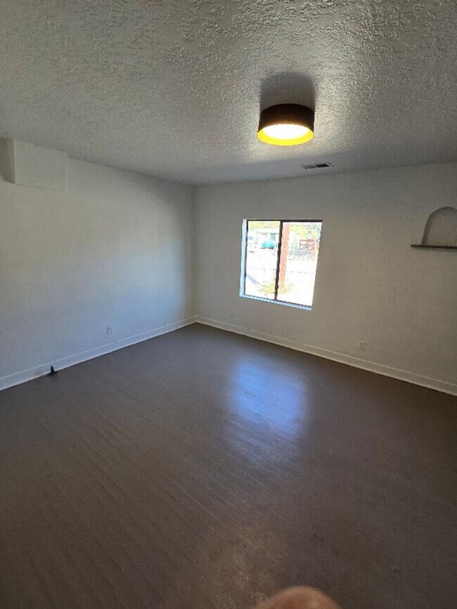 Building Photo - 3 bedroom 2 bath HOUSE for Rent near Downtown